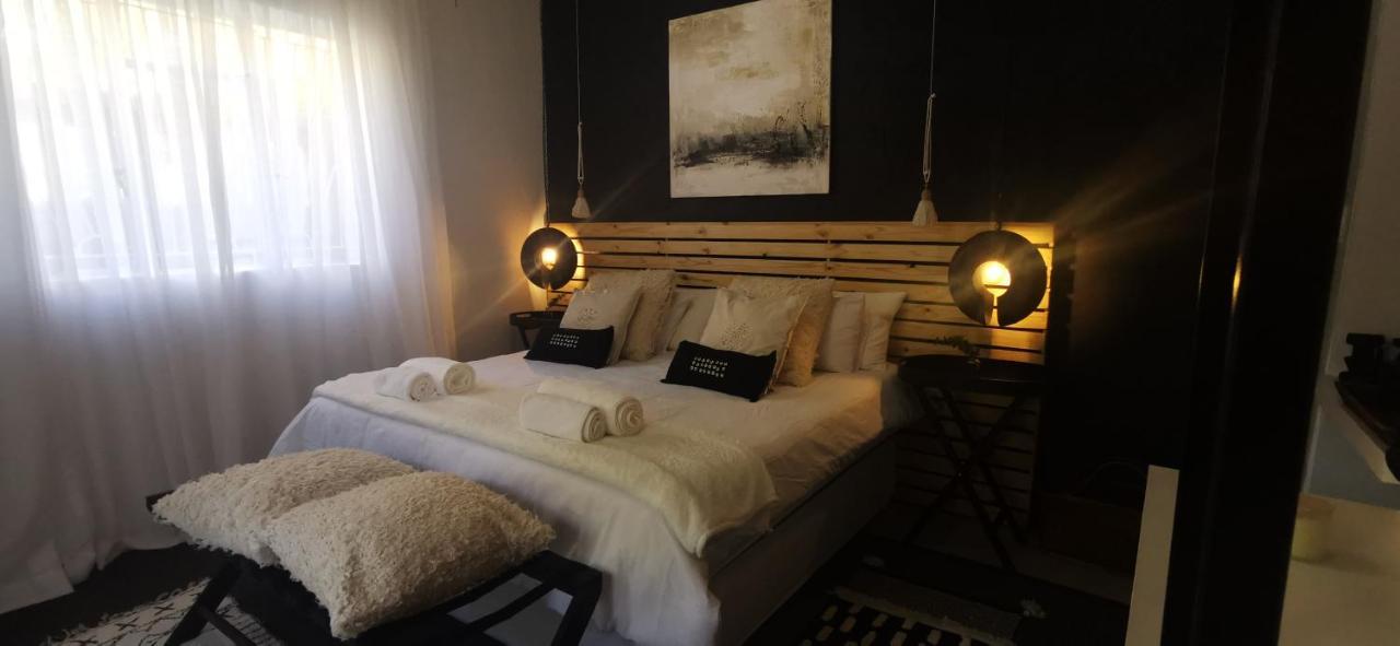 Exquisite Private Luxury Suite With King Bed At Bokmakierie Villas Windhoek Buitenkant foto